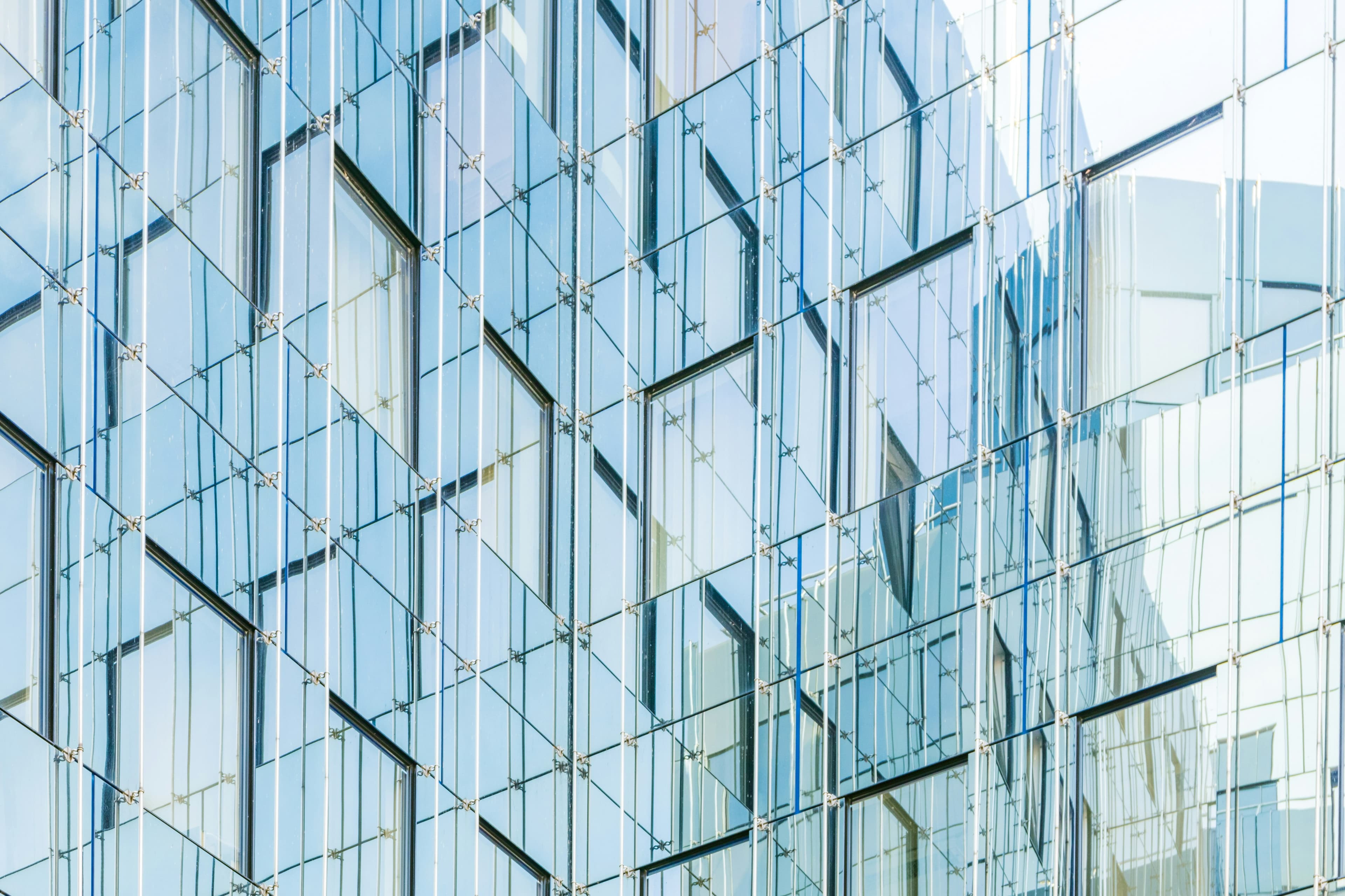 Architekturfotografie einer modernen Glasfassade von unten
