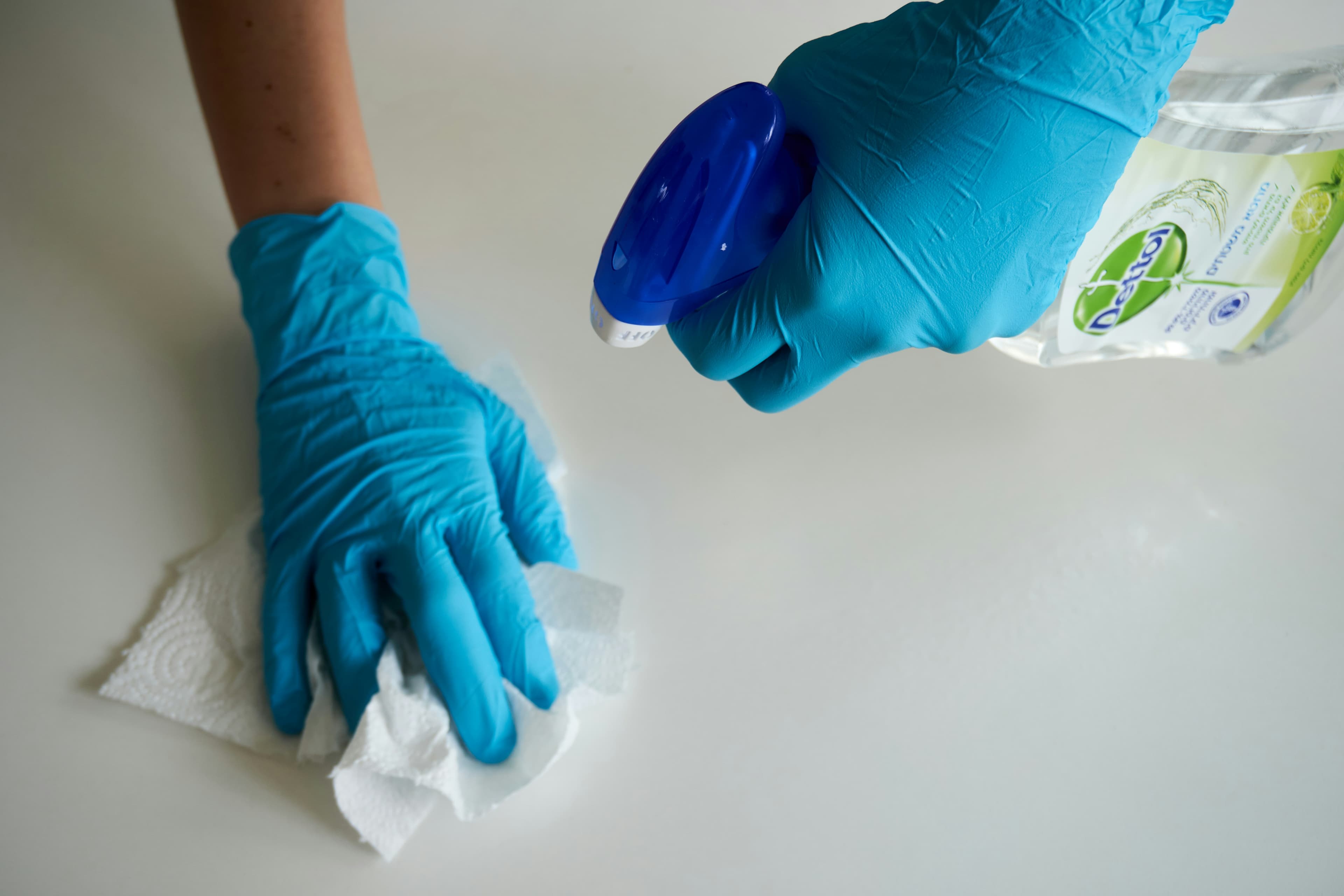 Präzise Reinigungsarbeit im Detail – Handschuhe und Mikrofasertuch