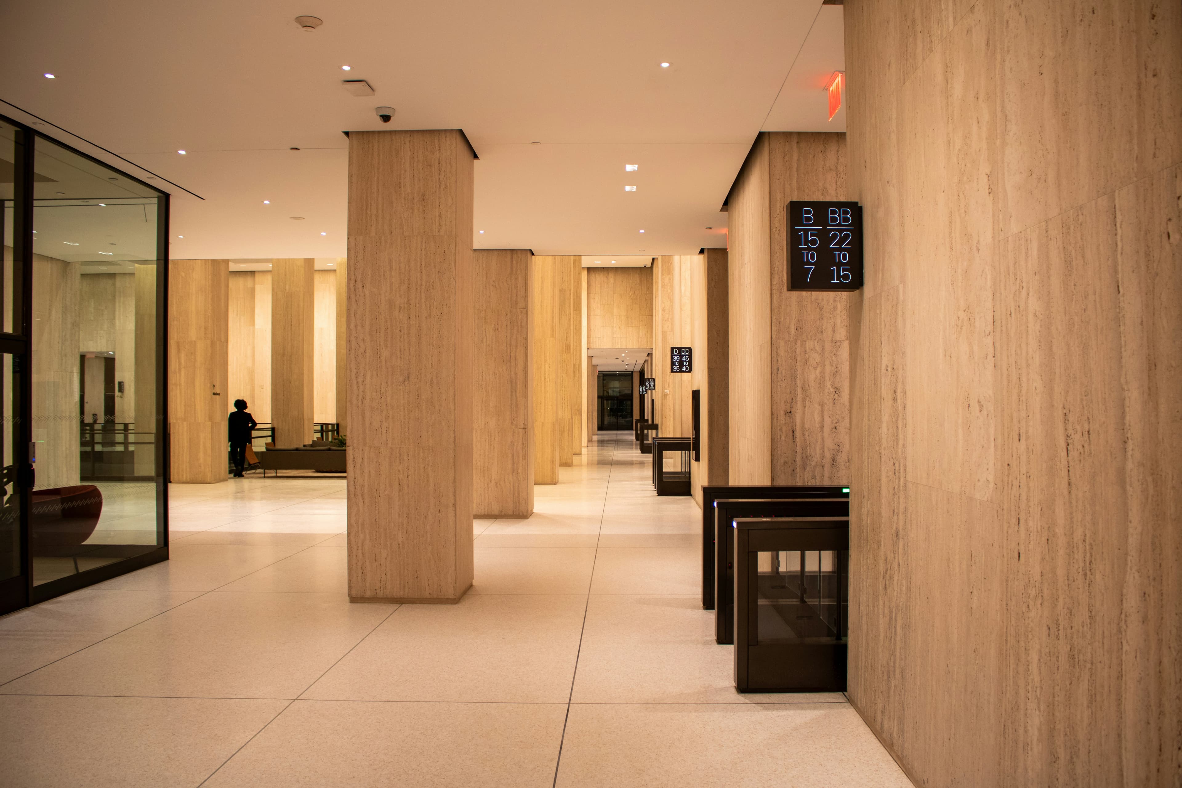 Moderne Bürolobby mit Säulen