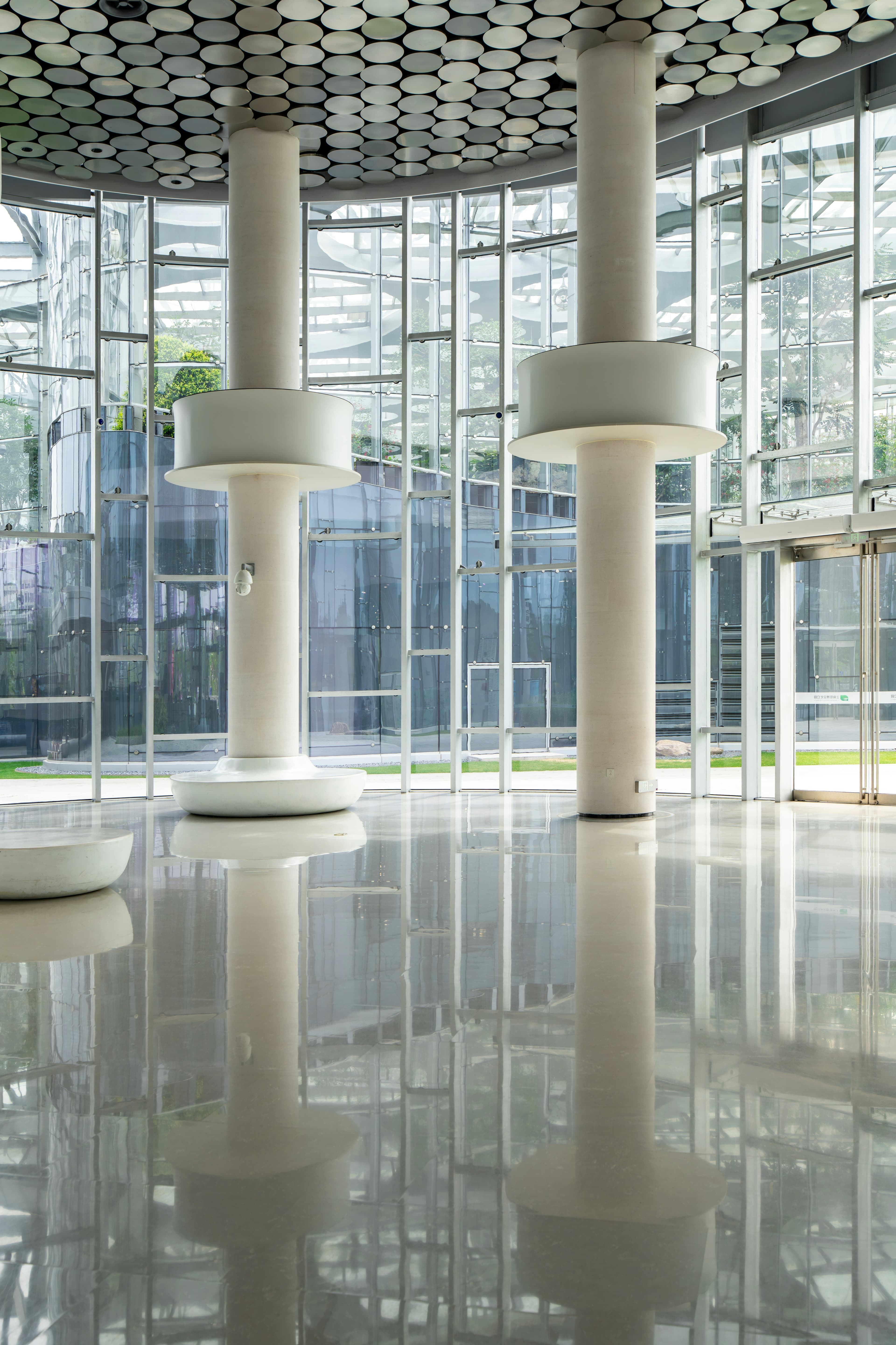 Moderne, lichtdurchflutete Lobby mit spiegelnd sauberem Boden